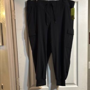 Women’s Black Cargo Pants - petite